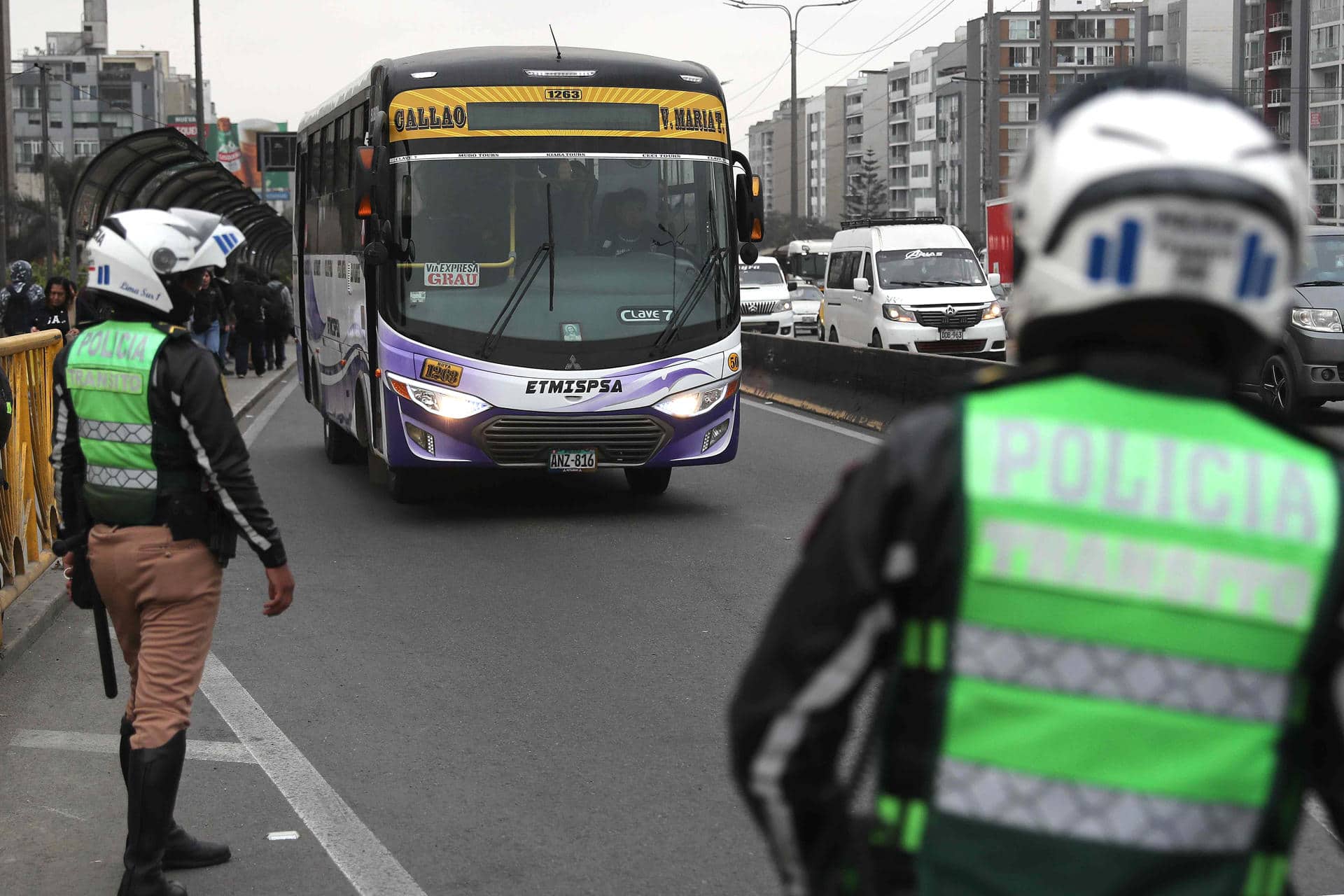 Policías custodian un bus de servicio público este 6 de octubre de 2025, en Lima (Perú). EFE/ Paolo Aguilar