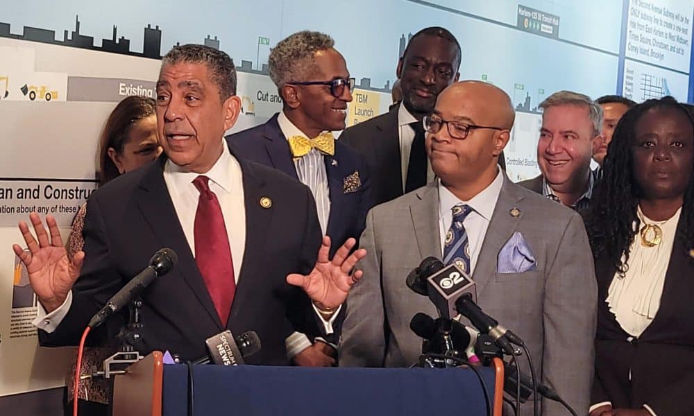 El congresista y presidente del Caucus Hispano en el Congreso de EE.UU., Adriano Espaillat (i), al intervenir este jueves, 2 de octubre, junto al asambleísta estatal Eddie Gibbs (3d), durante una conferencia de prensa, en East Harlem (NY, EE.UU.). EFE/Ruth Hernández