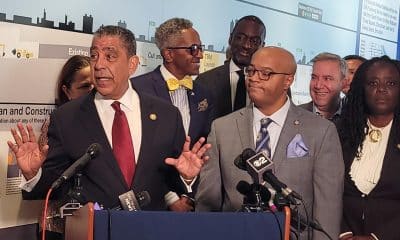 El congresista y presidente del Caucus Hispano en el Congreso de EE.UU., Adriano Espaillat (i), al intervenir este jueves, 2 de octubre, junto al asambleísta estatal Eddie Gibbs (3d), durante una conferencia de prensa, en East Harlem (NY, EE.UU.). EFE/Ruth Hernández