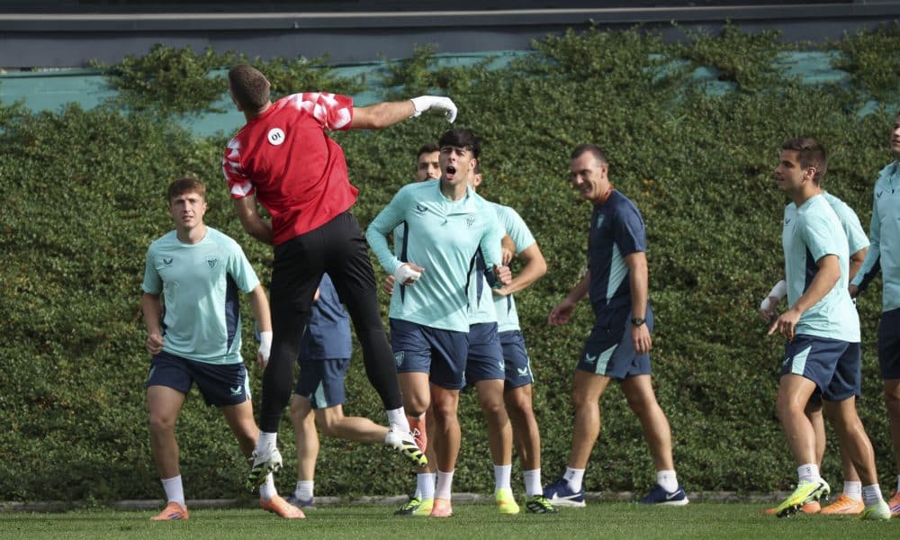 Los centrocampistas del Athletic Club de Bilbao, Mikel Jauregizar (i), y Alejandro Rego (c), durante el entrenamiento con el que el Athletic Club comienza a preparar el partido de Liga de Campeones ante el Qarabag en San Mamés.EFE/Luis Tejido
