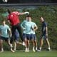 Los centrocampistas del Athletic Club de Bilbao, Mikel Jauregizar (i), y Alejandro Rego (c), durante el entrenamiento con el que el Athletic Club comienza a preparar el partido de Liga de Campeones ante el Qarabag en San Mamés.EFE/Luis Tejido