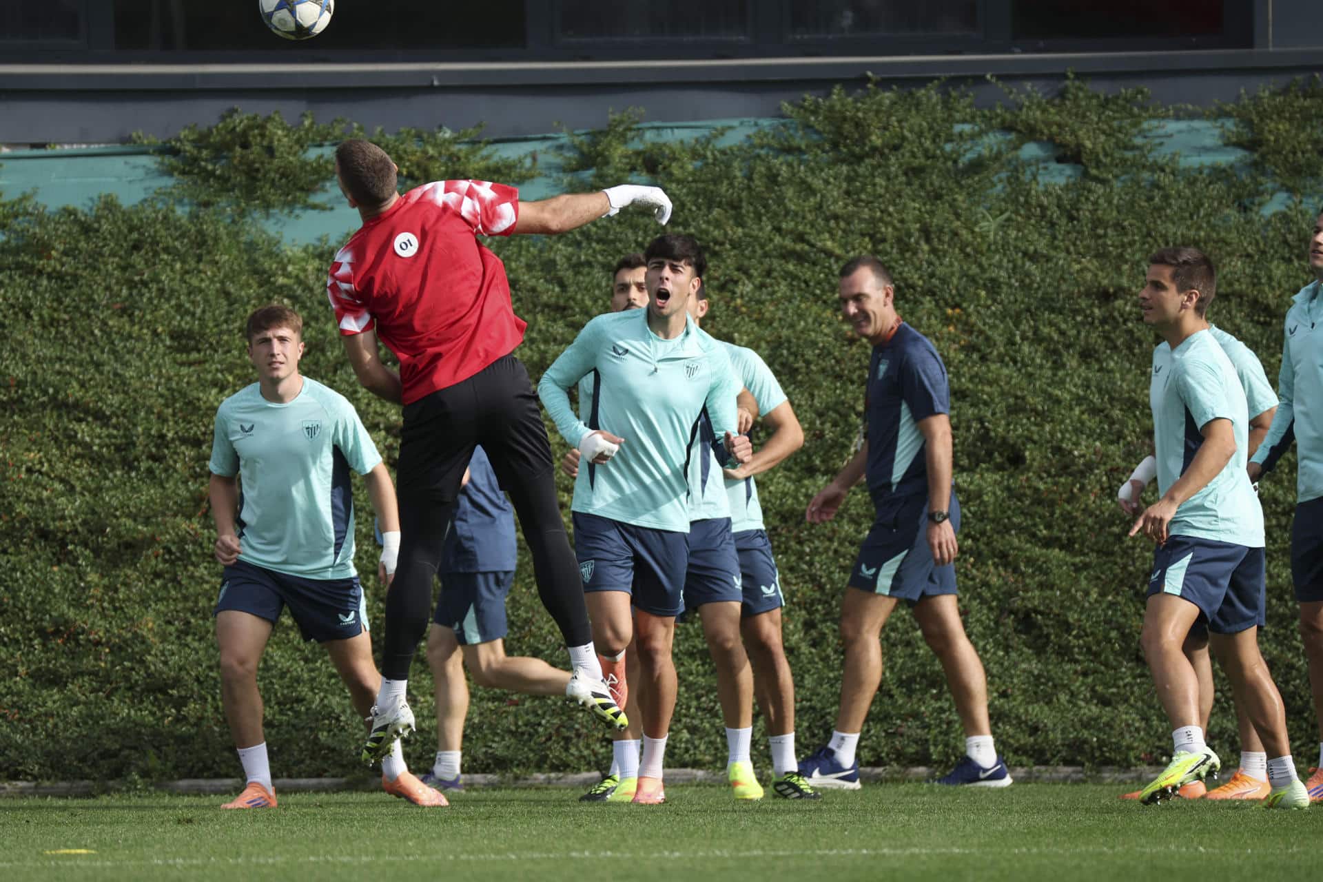 Los centrocampistas del Athletic Club de Bilbao, Mikel Jauregizar (i), y Alejandro Rego (c), durante el entrenamiento con el que el Athletic Club comienza a preparar el partido de Liga de Campeones ante el Qarabag en San Mamés.EFE/Luis Tejido
