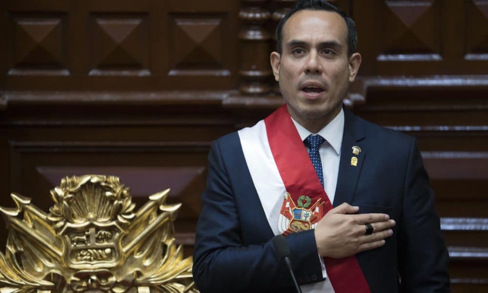 El nuevo presidente interino de Perú, José Jerí Oré, fue captado este viernes, 10 de octubre, al jurar su cargo ante el Pleno del Congreso, en Lima, (Perú). EFE/John Reyes