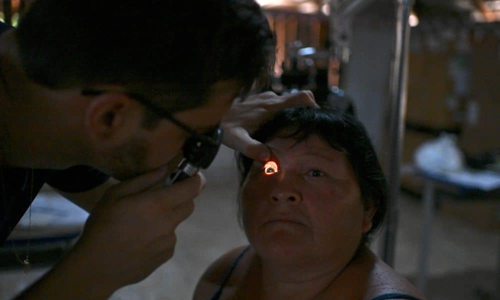 Un oftalmólogo voluntario hace un examen a un indígena el 29 de septiembre de 2025 en la Aldea Kamayurá, del Parque Indígena Xingu, estado de Mato Grosso (Brasil). EFE/Andre Borges