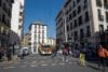 Los guías caninos de la Policía Nacional y drones de la Policía Municipal trabajan para encontrar posibles personas atrapadas por el derrumbe del forjado de un edificio en la calle Hileras de Madrid, en el que, de momento, hay un herido grave y dos de carácter leve, han informado a EFE fuentes policiales. EFE/Zipi
