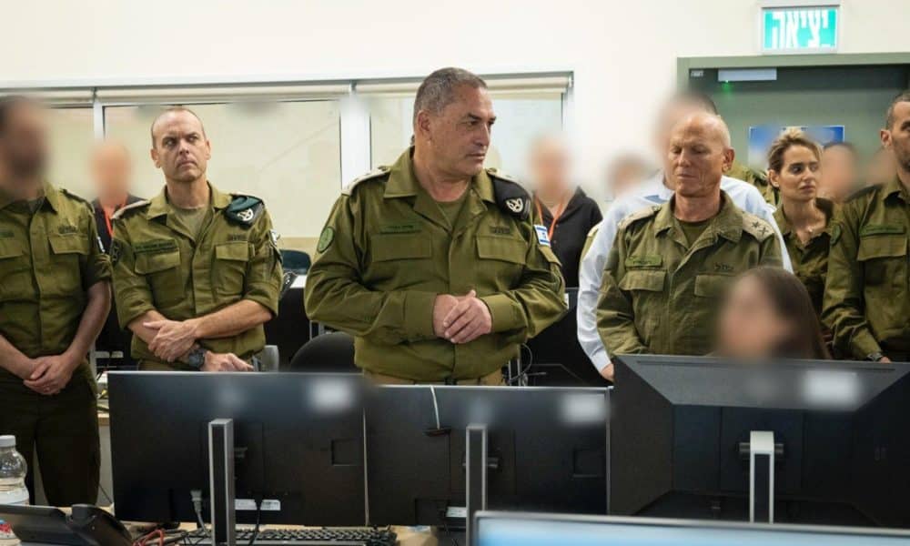 El jefe del Estado Mayor General israelí, el teniente general Eyal Zamir (c); el jefe del Cuartel General de Rehenes y Personas Desaparecidas, el general de división (Res.) Nitzan Alon (2d); y el jefe de la Dirección de Inteligencia, el general de división Shlomi Binder (2i), comandan la Operación "Retorno a Casa" este lunes desde la Sala de Situación del Cuartel General de Rehenes y Personas Desaparecidas. Los siete primeros rehenes vivos liberados por Hamás este lunes ya están en territorio israelí, informó el Ejército de Israel en un comunicado. EFE/ Ejército de Israel SOLO USO EDITORIAL/SOLO DISPONIBLE PARA ILUSTRAR LA NOTICIA QUE ACOMPAÑA (CRÉDITO OBLIGATORIO)