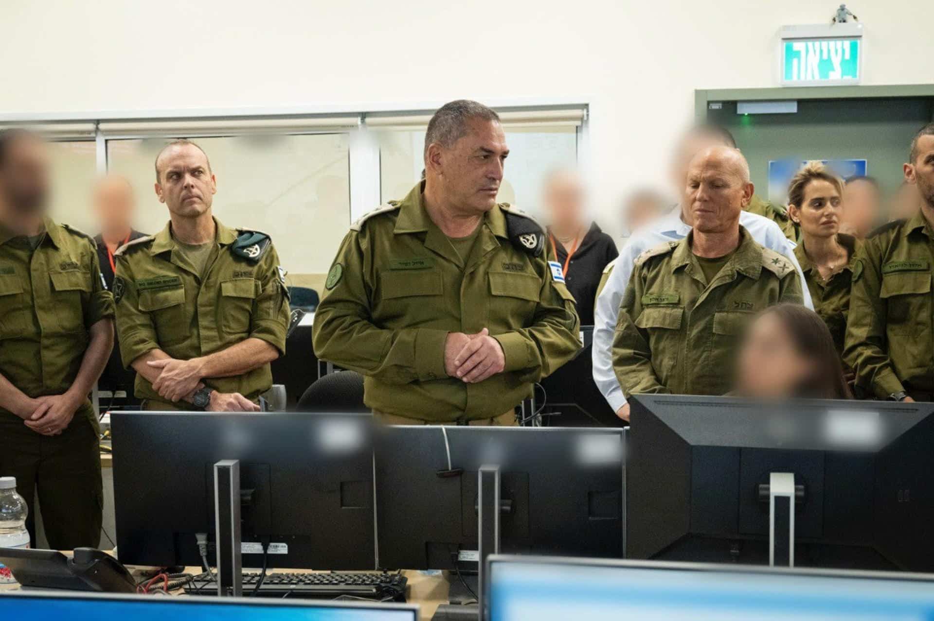 El jefe del Estado Mayor General israelí, el teniente general Eyal Zamir (c); el jefe del Cuartel General de Rehenes y Personas Desaparecidas, el general de división (Res.) Nitzan Alon (2d); y el jefe de la Dirección de Inteligencia, el general de división Shlomi Binder (2i), comandan la Operación "Retorno a Casa" este lunes desde la Sala de Situación del Cuartel General de Rehenes y Personas Desaparecidas. Los siete primeros rehenes vivos liberados por Hamás este lunes ya están en territorio israelí, informó el Ejército de Israel en un comunicado. EFE/ Ejército de Israel SOLO USO EDITORIAL/SOLO DISPONIBLE PARA ILUSTRAR LA NOTICIA QUE ACOMPAÑA (CRÉDITO OBLIGATORIO)