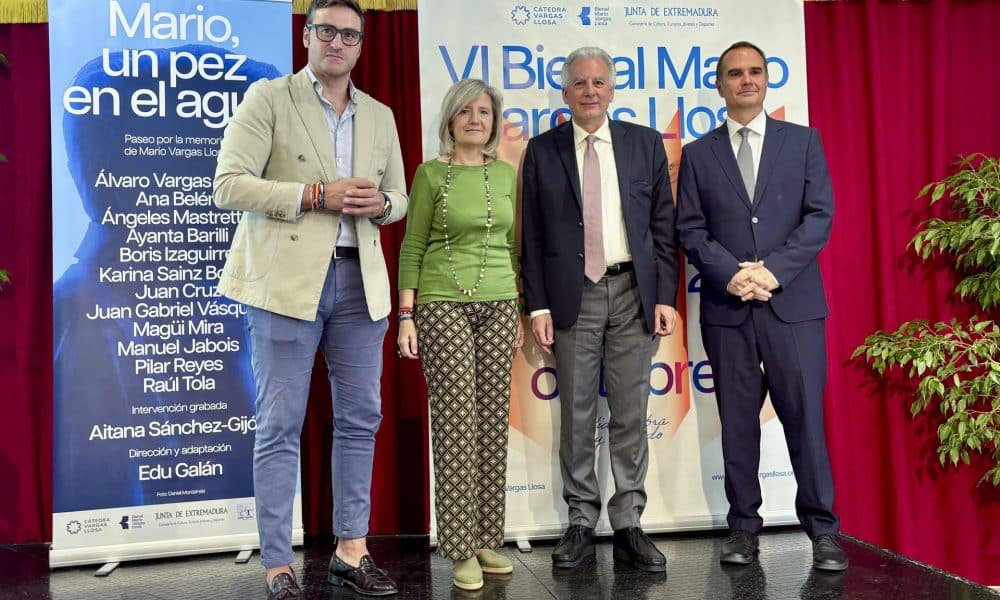 Álvaro Vargas Llosa (2d), hijo del Premio Nobel de Literatura, Mario Vargas Llosa, duante la presentación de la VI Bienal de Novela 'Mario Vargas Llosa', que se celebrará del 22 al 25 de octubre. EFE/ Eduardo Villanueva