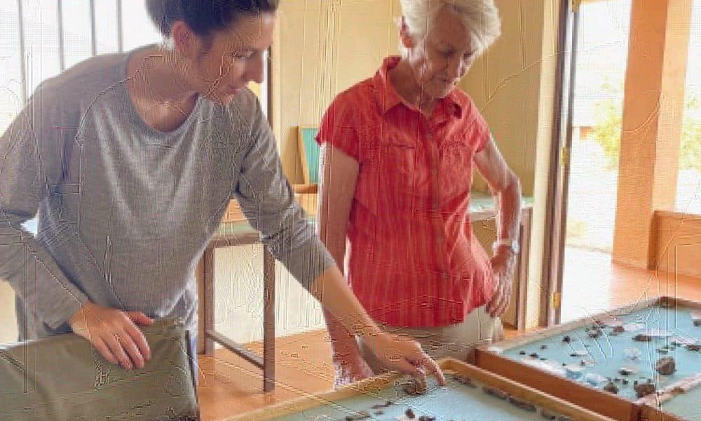 Carrie Mongle y Meave G. Leakey comentan los rasgos de los nuevos fósiles de manos de Paranthropus boisei en la estación de investigación del Instituto de la Cuenca del Turkana en Ileret, Kenia. Fotografía facilitada por Louise N. Leakey (Stony Brook University, Stony Brook, Nueva York, Estados Unidos).