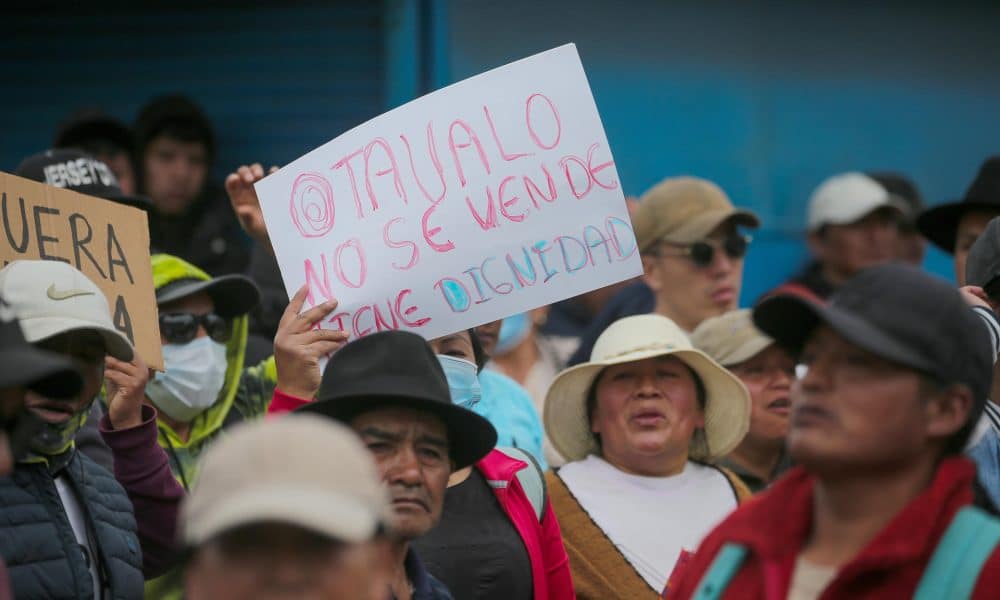 Personas participan en una manifestación el 24 de septiembre de 2025 en Otavalo (Ecuador), contra el presidente de Ecuador, Daniel Noboa. EFE/ Jose Jacome