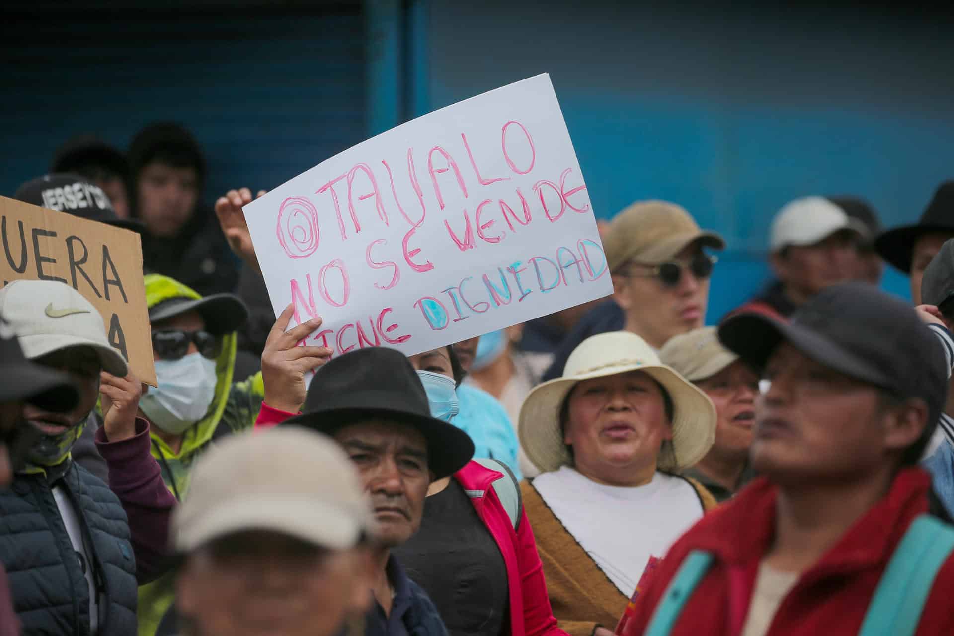 Personas participan en una manifestación el 24 de septiembre de 2025 en Otavalo (Ecuador), contra el presidente de Ecuador, Daniel Noboa. EFE/ Jose Jacome