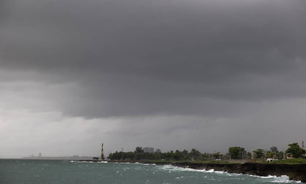 Fotografía de la lluvia el 25 de octubre de 2025 durante el paso del huracán Melissa este sábado, en Santo Domingo (República Dominicana). EFE/ Orlando Barría
