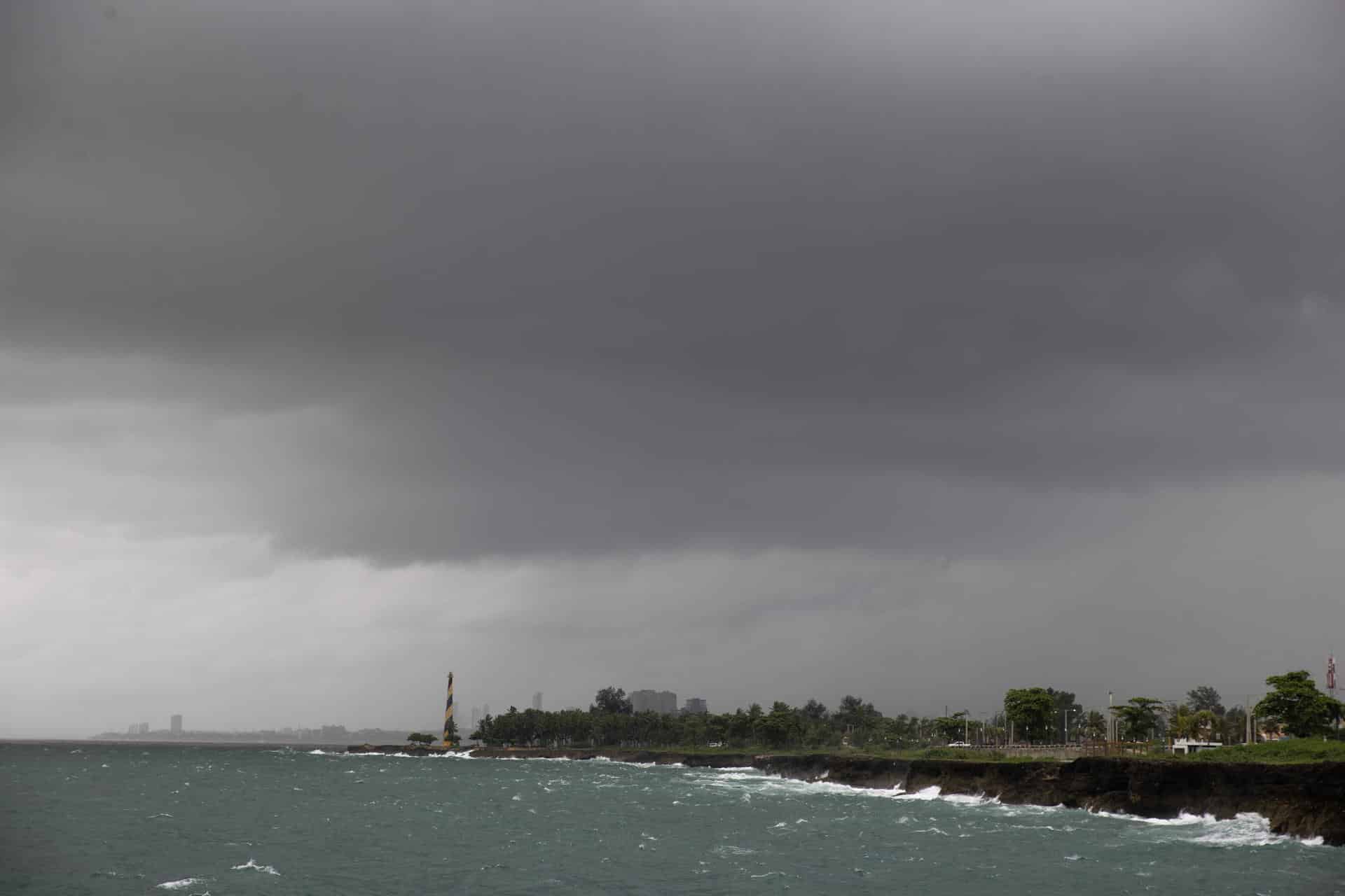 Fotografía de la lluvia el 25 de octubre de 2025 durante el paso del huracán Melissa este sábado, en Santo Domingo (República Dominicana). EFE/ Orlando Barría