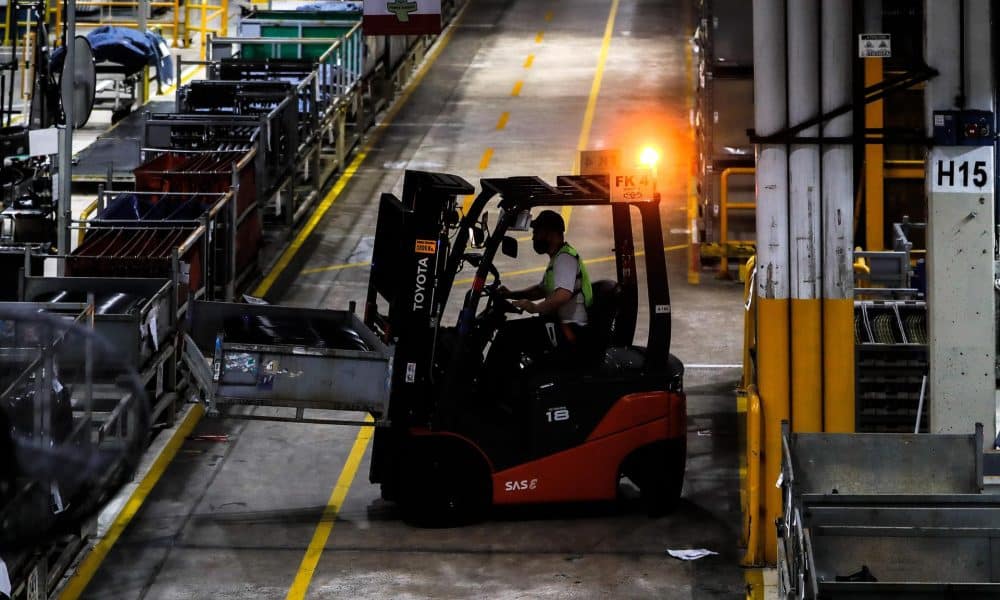 Foto de archivo de trabajadores de la empresa Toyota durante su jornada laboral en la planta de la ciudad de Zarate, en la provincia de Buenos Aires (Argentina). EFE/ Juan Ignacio Roncoroni