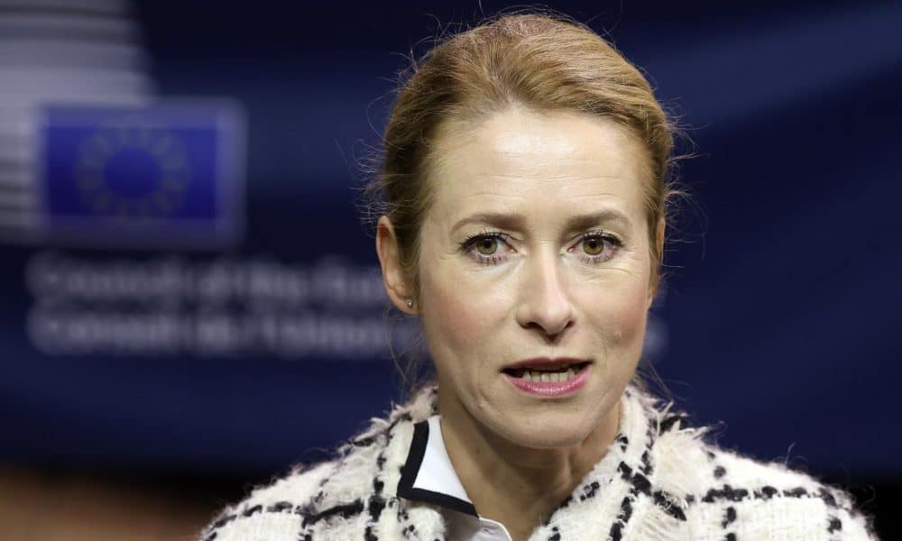 La alta representante de la Unión Europea para Asuntos Exteriores y Política de Seguridad, Kaja Kallas, habla con los medios antes de la reunión del consejo de ministros de Exteriores de la UE en la ciudad de Luxemburgo, Luxemburgo, el 20 de octubre de 2025. EFE/EPA/OLIVIER HOSLET