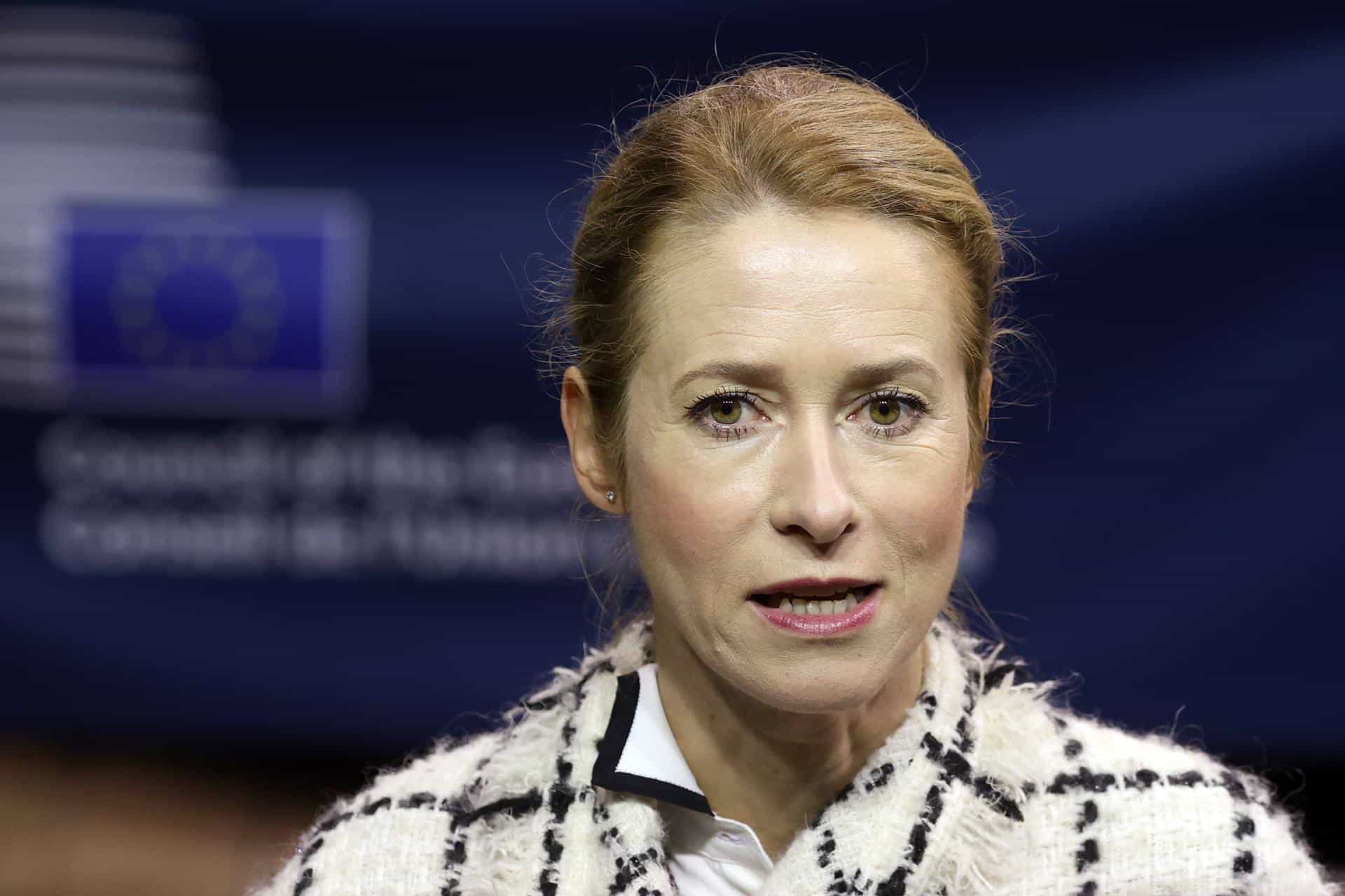 La alta representante de la Unión Europea para Asuntos Exteriores y Política de Seguridad, Kaja Kallas, habla con los medios antes de la reunión del consejo de ministros de Exteriores de la UE en la ciudad de Luxemburgo, Luxemburgo, el 20 de octubre de 2025. EFE/EPA/OLIVIER HOSLET