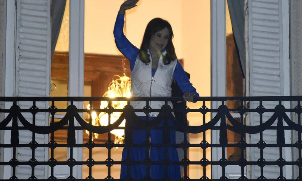 La expresidenta de Argentina Cristina Fernández de Kirchner saluda desde el balcón de su casa, donde cumple prisión domiciliaria, tras conocerse los resultados de los comicios legislativos este domingo, en Buenos Aires (Argentina). EFE/Matías Martin Campaya