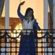 La expresidenta de Argentina Cristina Fernández de Kirchner saluda desde el balcón de su casa, donde cumple prisión domiciliaria, tras conocerse los resultados de los comicios legislativos este domingo, en Buenos Aires (Argentina). EFE/Matías Martin Campaya