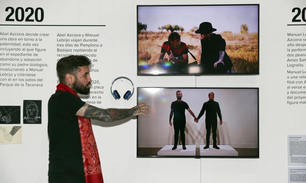 El artista español Abel Azcona habla durante una entrevista con EFE este 22 de octubre de 2025, en Tegucigalpa (Honduras). EFE/ Gustavo Amador