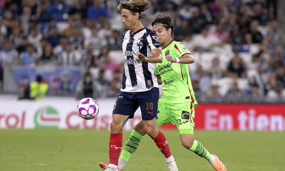 Sergio Canales (i) de Monterrey disputa un balón con Diego Ochoa (d) de Juárez este martes, en un partido de la Liga MX entre Monterrey y Juárez en el estadio BBVA, en Guadalupe (México). EFE/ Antonio Ojeda
