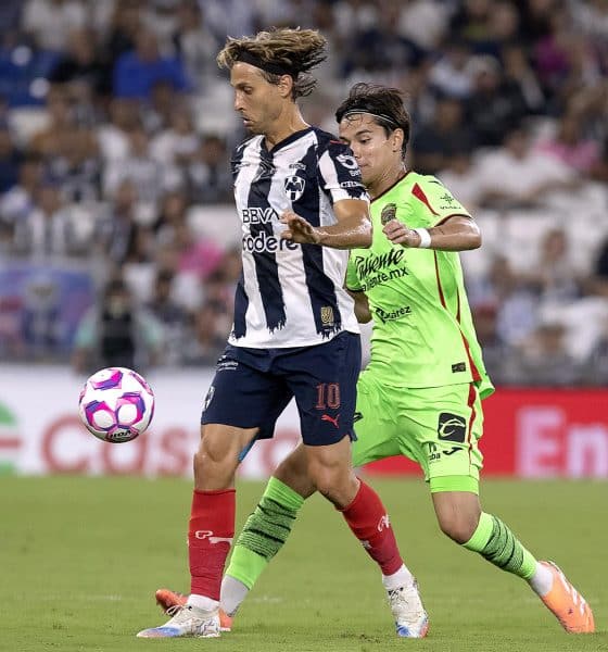 Sergio Canales (i) de Monterrey disputa un balón con Diego Ochoa (d) de Juárez este martes, en un partido de la Liga MX entre Monterrey y Juárez en el estadio BBVA, en Guadalupe (México). EFE/ Antonio Ojeda