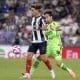 Sergio Canales (i) de Monterrey disputa un balón con Diego Ochoa (d) de Juárez este martes, en un partido de la Liga MX entre Monterrey y Juárez en el estadio BBVA, en Guadalupe (México). EFE/ Antonio Ojeda