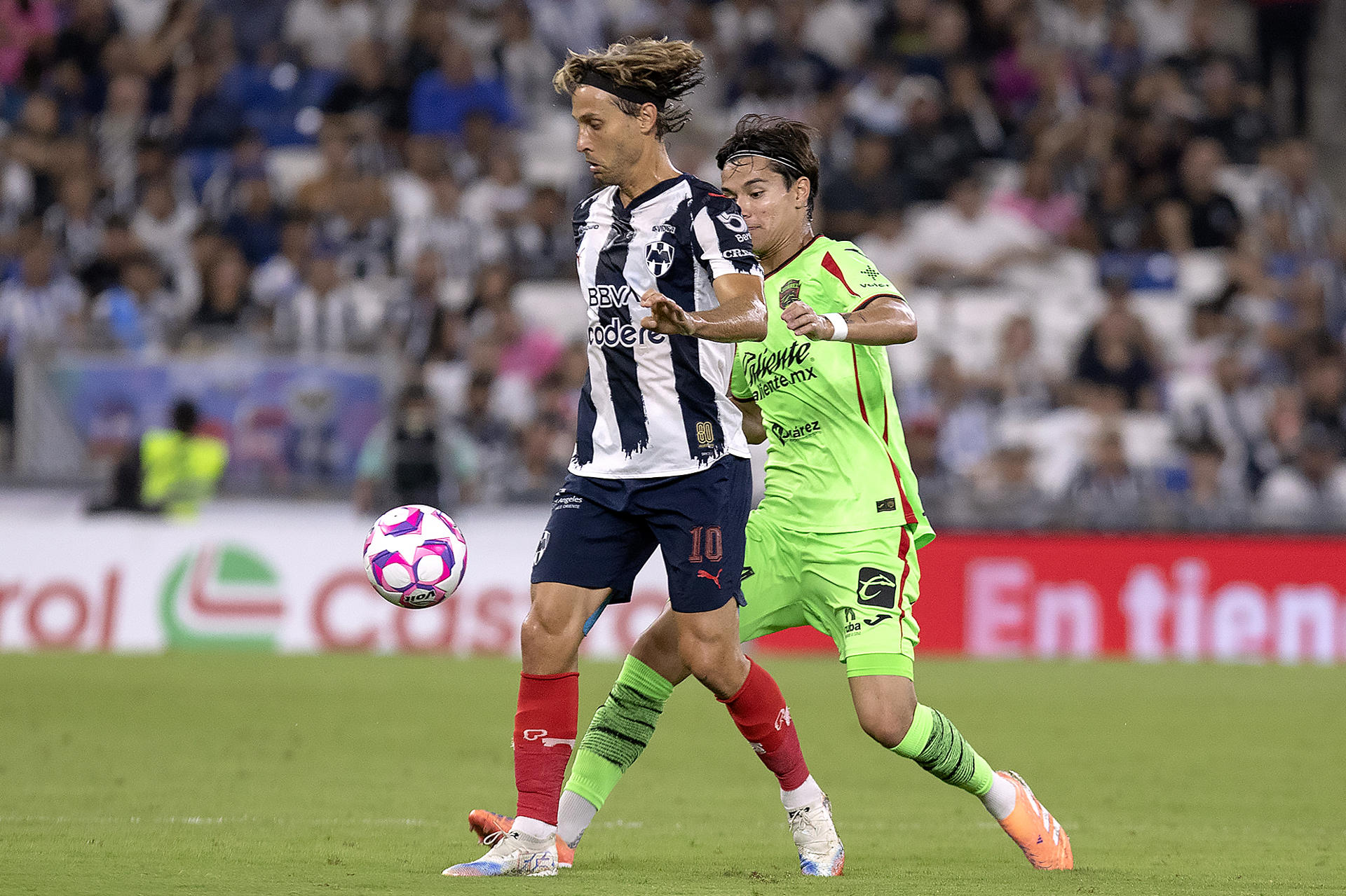 Sergio Canales (i) de Monterrey disputa un balón con Diego Ochoa (d) de Juárez este martes, en un partido de la Liga MX entre Monterrey y Juárez en el estadio BBVA, en Guadalupe (México). EFE/ Antonio Ojeda