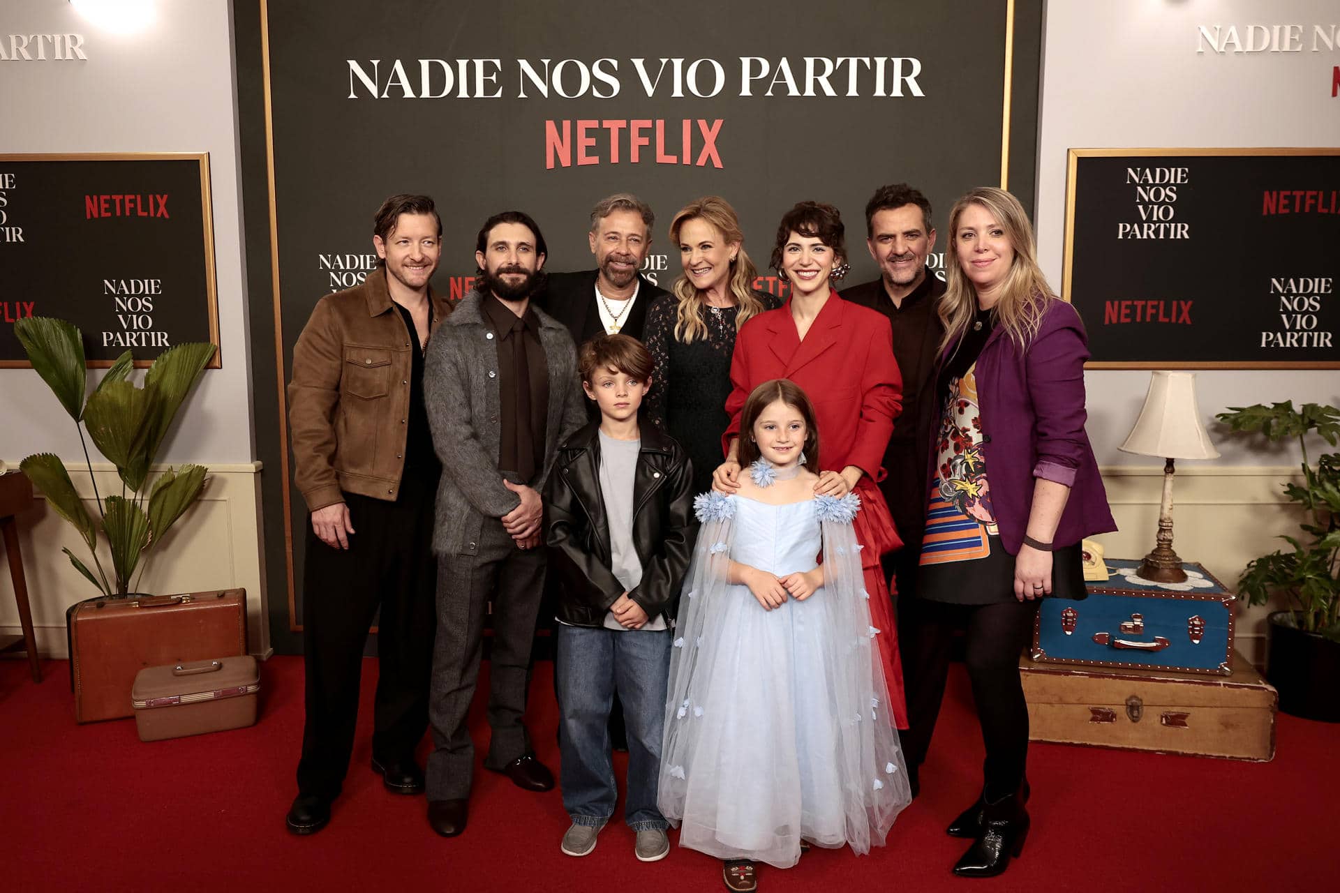 El elenco de la nueva serie de Netflix ‘Nadie nos vio partir’, posa durante la alfombra roja este martes, en Ciudad de México (México). EFE/ José Méndez
