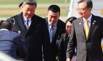 El presidente chino Xi Jinping (izq.), acompañado por el ministro de Asuntos Exteriores surcoreano Cho Hyun (der.), llega al aeropuerto de Gimhae en la ciudad portuaria de Busan, al sureste de Corea del Sur. EFE/EPA/YONHAP SOUTH KOREA OUT