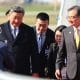 El presidente chino Xi Jinping (izq.), acompañado por el ministro de Asuntos Exteriores surcoreano Cho Hyun (der.), llega al aeropuerto de Gimhae en la ciudad portuaria de Busan, al sureste de Corea del Sur. EFE/EPA/YONHAP SOUTH KOREA OUT