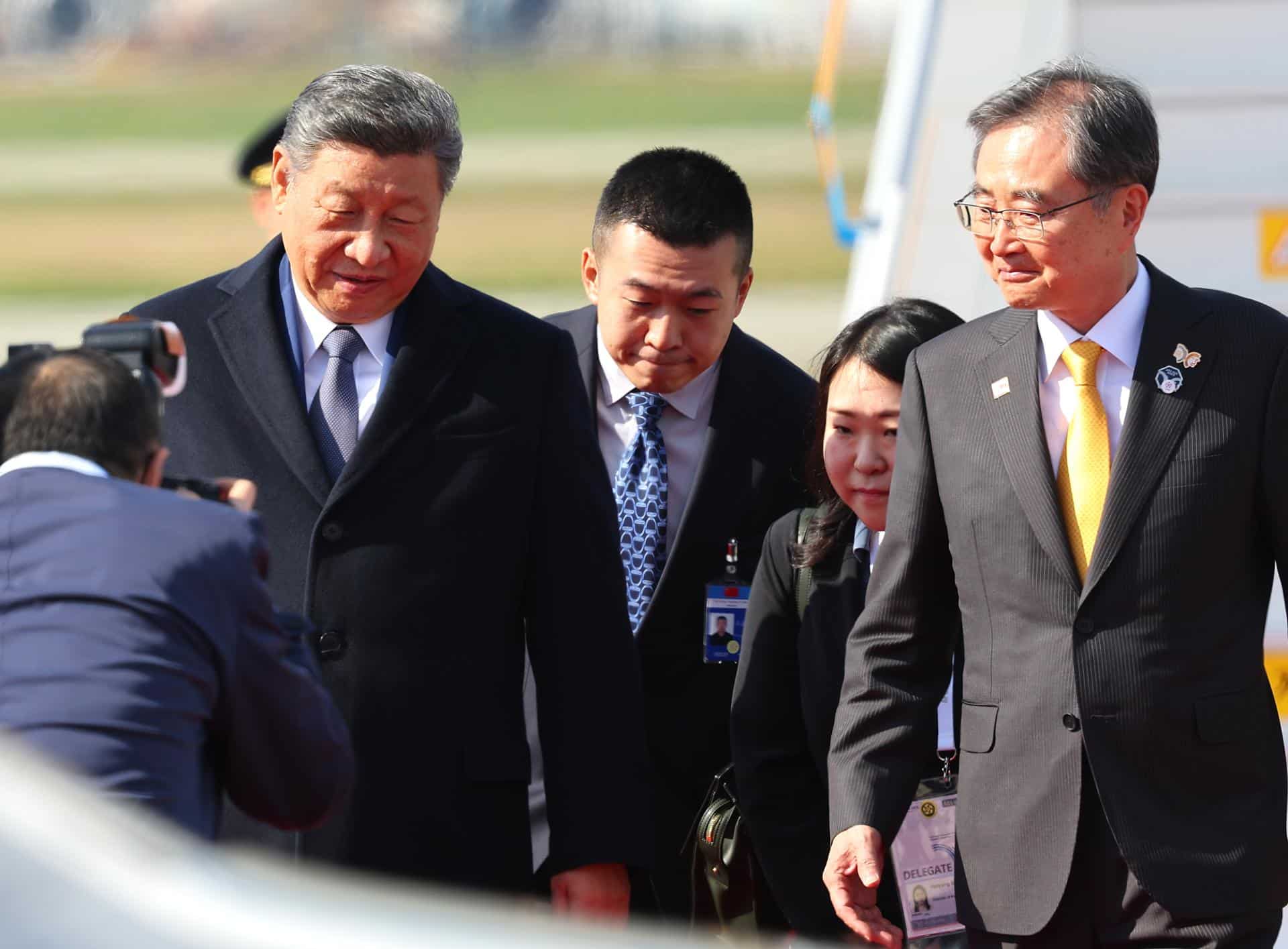 El presidente chino Xi Jinping (izq.), acompañado por el ministro de Asuntos Exteriores surcoreano Cho Hyun (der.), llega al aeropuerto de Gimhae en la ciudad portuaria de Busan, al sureste de Corea del Sur. EFE/EPA/YONHAP SOUTH KOREA OUT
