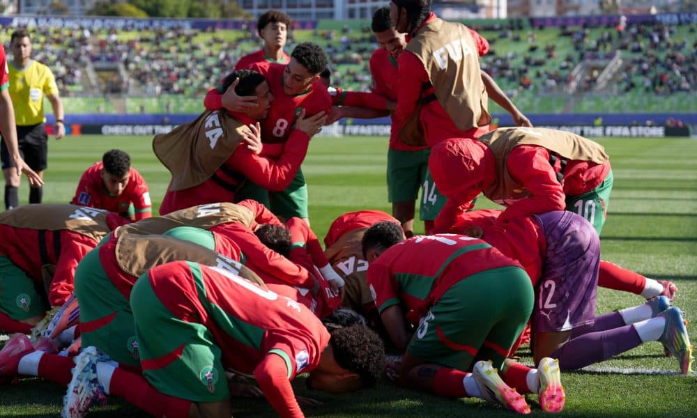 Jugadores de la selección sub-20 de Marruecos celebran este miércoles la clasificación a la final del Mundial que se disputa en Chile al derrotar a la de Francia en una tanda de penaltis (5-4) tras igualar 1-1 en tiempo reglamentario y la prórroga del partido jugado en el estadio Elias Figueroa Brander, de Valparaíso. EFE/ Adriana Thomasa