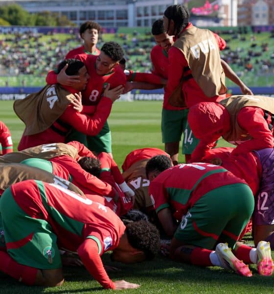 Jugadores de la selección sub-20 de Marruecos celebran este miércoles la clasificación a la final del Mundial que se disputa en Chile al derrotar a la de Francia en una tanda de penaltis (5-4) tras igualar 1-1 en tiempo reglamentario y la prórroga del partido jugado en el estadio Elias Figueroa Brander, de Valparaíso. EFE/ Adriana Thomasa