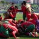 Jugadores de la selección sub-20 de Marruecos celebran este miércoles la clasificación a la final del Mundial que se disputa en Chile al derrotar a la de Francia en una tanda de penaltis (5-4) tras igualar 1-1 en tiempo reglamentario y la prórroga del partido jugado en el estadio Elias Figueroa Brander, de Valparaíso. EFE/ Adriana Thomasa