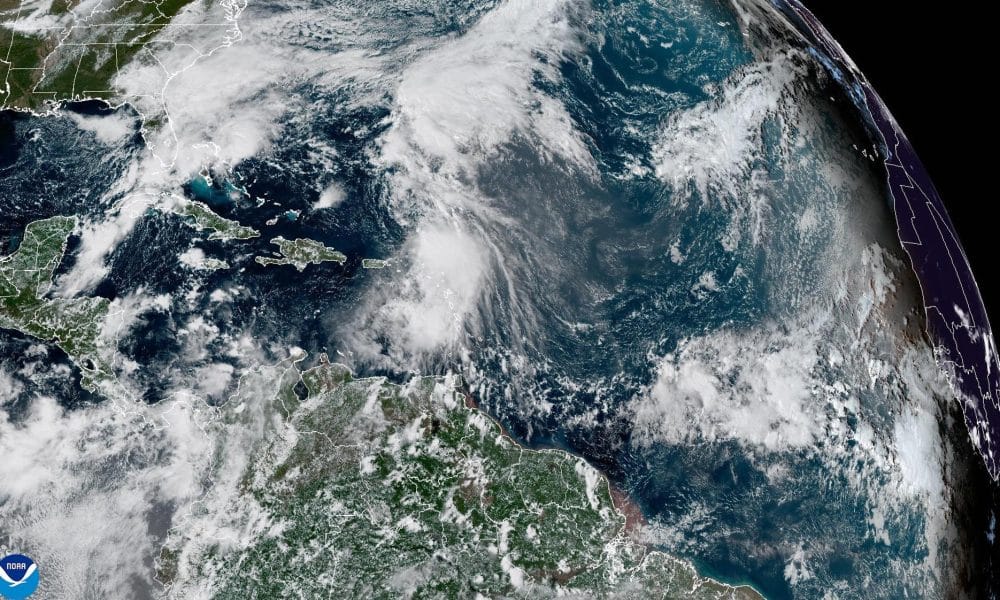 Fotografía satélital cedida por la Oficina Nacional de Administración Oceánica y Atmosférica de Estados Unidos (NOAA), a través del Centro Nacional de Huracanes (NHC), donde se muestra el estado del clima este viernes, en el Atlántico. EFE/NOAA-NHC