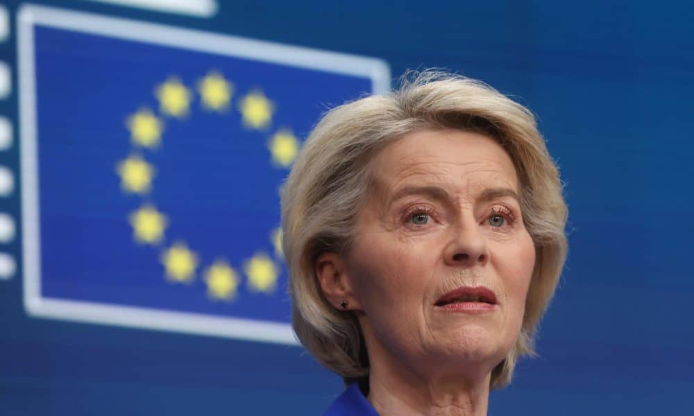 La presidenta de la Comisión Europea, Ursula von der Leyen, ofrece una conferencia de prensa final durante una cumbre en Bruselas, Bélgica, el 23 de octubre de 2025. EFE/EPA/OLIVIER HOSLET