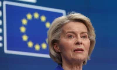 La presidenta de la Comisión Europea, Ursula von der Leyen, ofrece una conferencia de prensa final durante una cumbre en Bruselas, Bélgica, el 23 de octubre de 2025. EFE/EPA/OLIVIER HOSLET