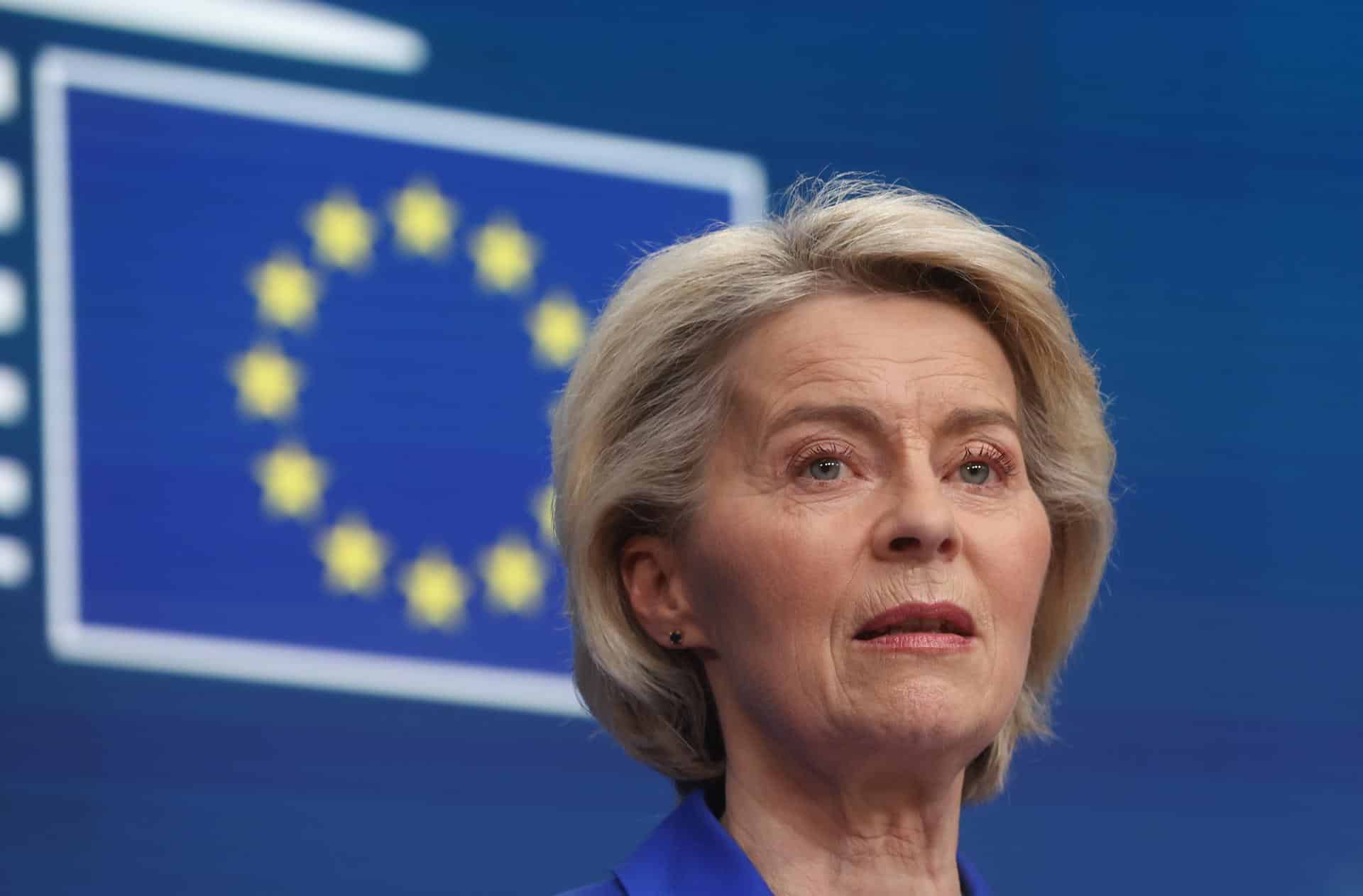 La presidenta de la Comisión Europea, Ursula von der Leyen, ofrece una conferencia de prensa final durante una cumbre en Bruselas, Bélgica, el 23 de octubre de 2025. EFE/EPA/OLIVIER HOSLET