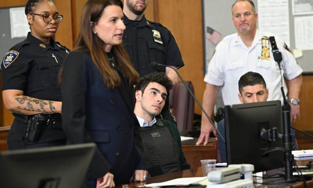 Fotografía de archivo de Luigi Mangione (C), acusado de asesinar al director ejecutivo de UnitedHealthcare, Brian Thompson, junto a su abogada. EFE/CURTIS MEANS / POOL