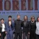 El cineasta mexicano David Pablos (c), y el elenco de la película ‘En el camino’ posan durante una rueda de prensa este martes, en el marco del Festival Internacional de Cine de Morelia (FICM), en Michoacán (México). EFE / Iván Villanueva