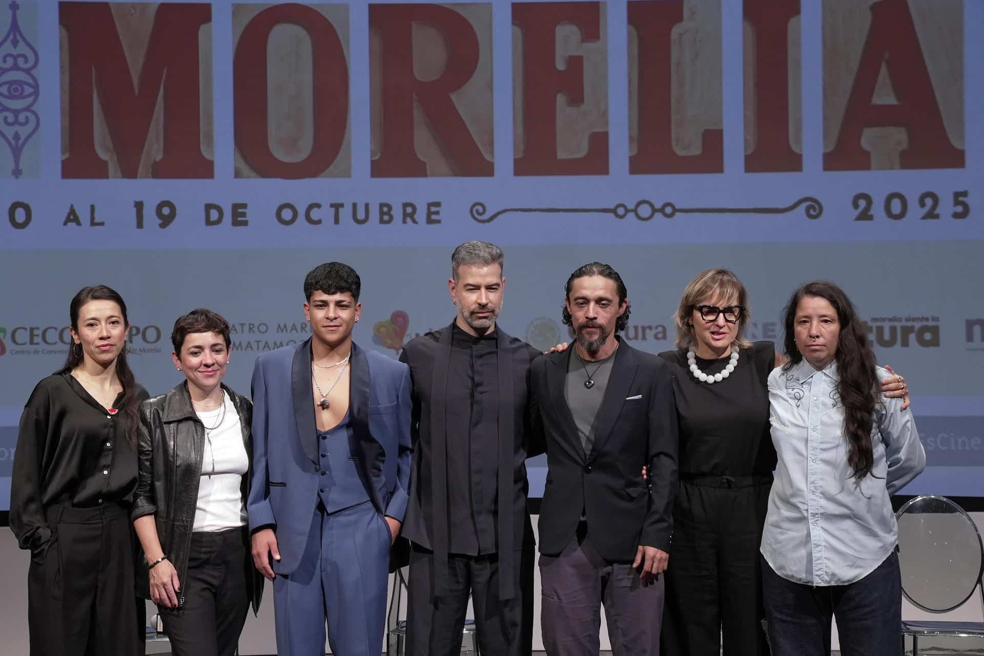El cineasta mexicano David Pablos (c), y el elenco de la película ‘En el camino’ posan durante una rueda de prensa este martes, en el marco del Festival Internacional de Cine de Morelia (FICM), en Michoacán (México). EFE / Iván Villanueva