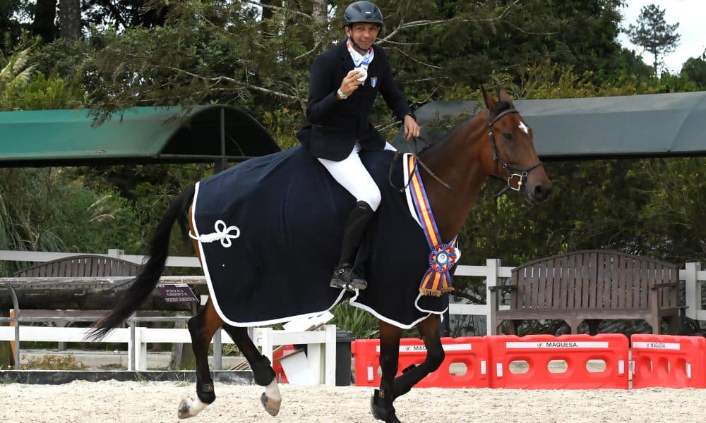 Alejandro Salazar, de Guatemala, celebra junto a su caballo Maranello la medalla de oro en la competencia de ecuestre por la categoría individual de los XII Juegos Centroamericanos, en Ciudad de Guatemala (Guatemala). EFE/Alex Cruz