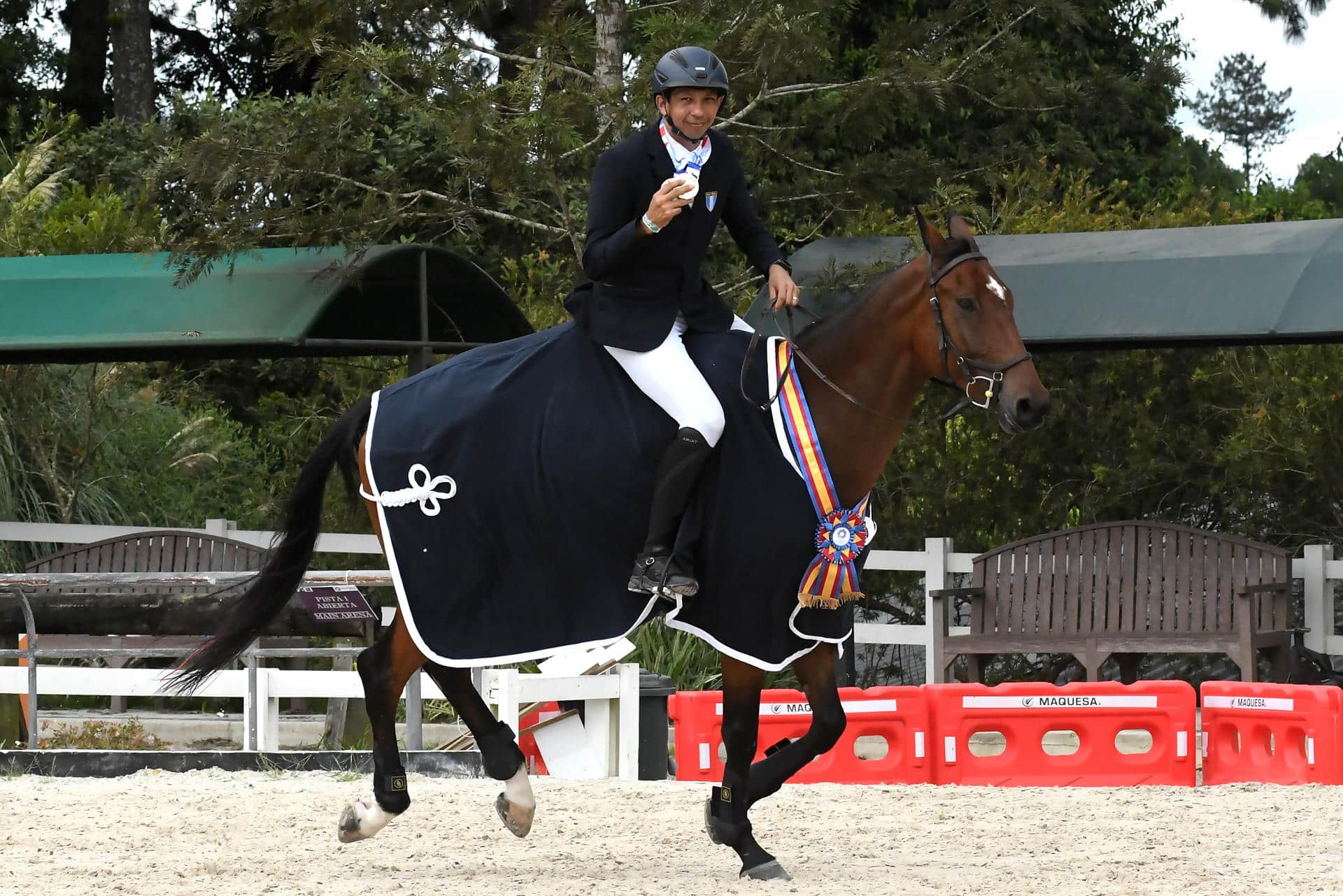 Alejandro Salazar, de Guatemala, celebra junto a su caballo Maranello la medalla de oro en la competencia de ecuestre por la categoría individual de los XII Juegos Centroamericanos, en Ciudad de Guatemala (Guatemala). EFE/Alex Cruz