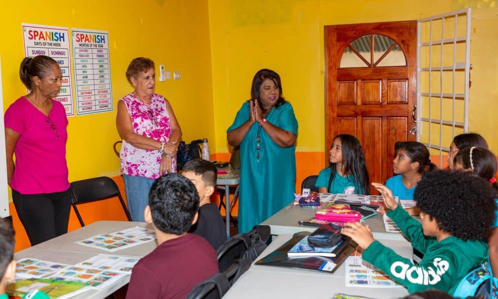 Fotografía del 27 de septiembre de 2025, que muestra a la coordinadora del Grupo de Apoyo a Migrantes de La Romaine (Larms), Angie Ramnarine (c), hablando a un grupo de niños, en San Fernando (Trinidad y Tobago). EFE/ Andrea De Silva