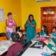 Fotografía del 27 de septiembre de 2025, que muestra a la coordinadora del Grupo de Apoyo a Migrantes de La Romaine (Larms), Angie Ramnarine (c), hablando a un grupo de niños, en San Fernando (Trinidad y Tobago). EFE/ Andrea De Silva