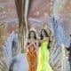GRAF6483. BANGKOK (TAILANDIA), 18/10/2025.- La periodista filipina Emma Mary Tiglao (i) ganó este sábado en Tailandia el concurso de belleza Miss Grand International, en el que alzó la voz en contra de la corrupción en su país y denunció la muerte de la reportera palestina Mariam Dagga, quien perdió la vida en agosto en un ataque israelí sobre Gaza. "Como periodista, me duele el corazón por mi país ahogado por la corrupción, por las vidas perdidas en los terremotos y tifones", dijo la comunicadora de 30 años cuando fue su turno de dar un mensaje a favor de la paz y para detener las guerras, como reza el eslogan del certamen. EFE/ Héctor Pereira