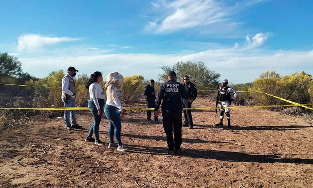 Integrantes del grupo de Madres Buscadoras, acompañadas de Policías y Peritos de la Fiscalía General de Justicia, recorren una fosa en el municipio de Hermosillo, estado de Sonora (México). Imagen de archivo. EFE/ Daniel Sánchez