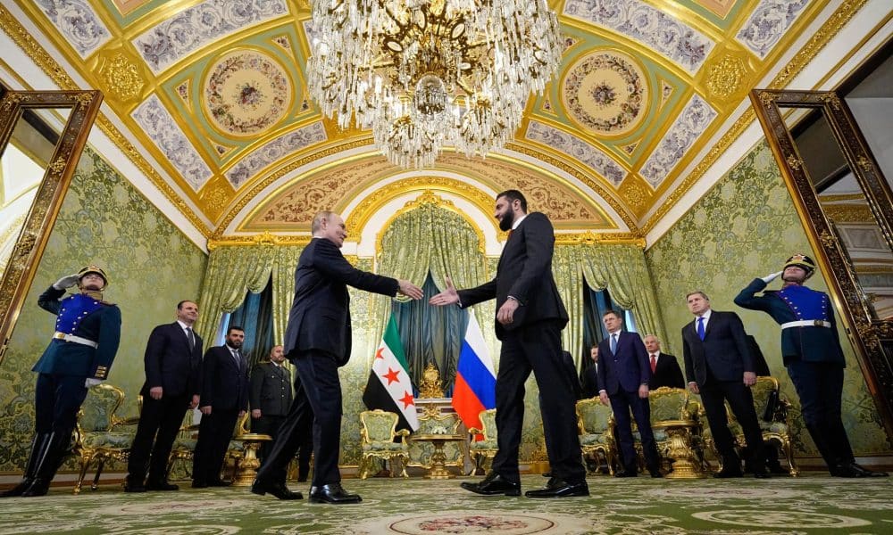 El presidente ruso Vladímir Putin (L) y el presidente interino sirio Ahmad al-Sharaa se dan la mano durante su reunión en el Gran Palacio del Kremlin en Moscú, Rusia, 15 de octubre de 2025. (Rusia, Siria, Moscú) EFE/EPA/ALEXANDER ZEMLIANICHENKO / POOL
