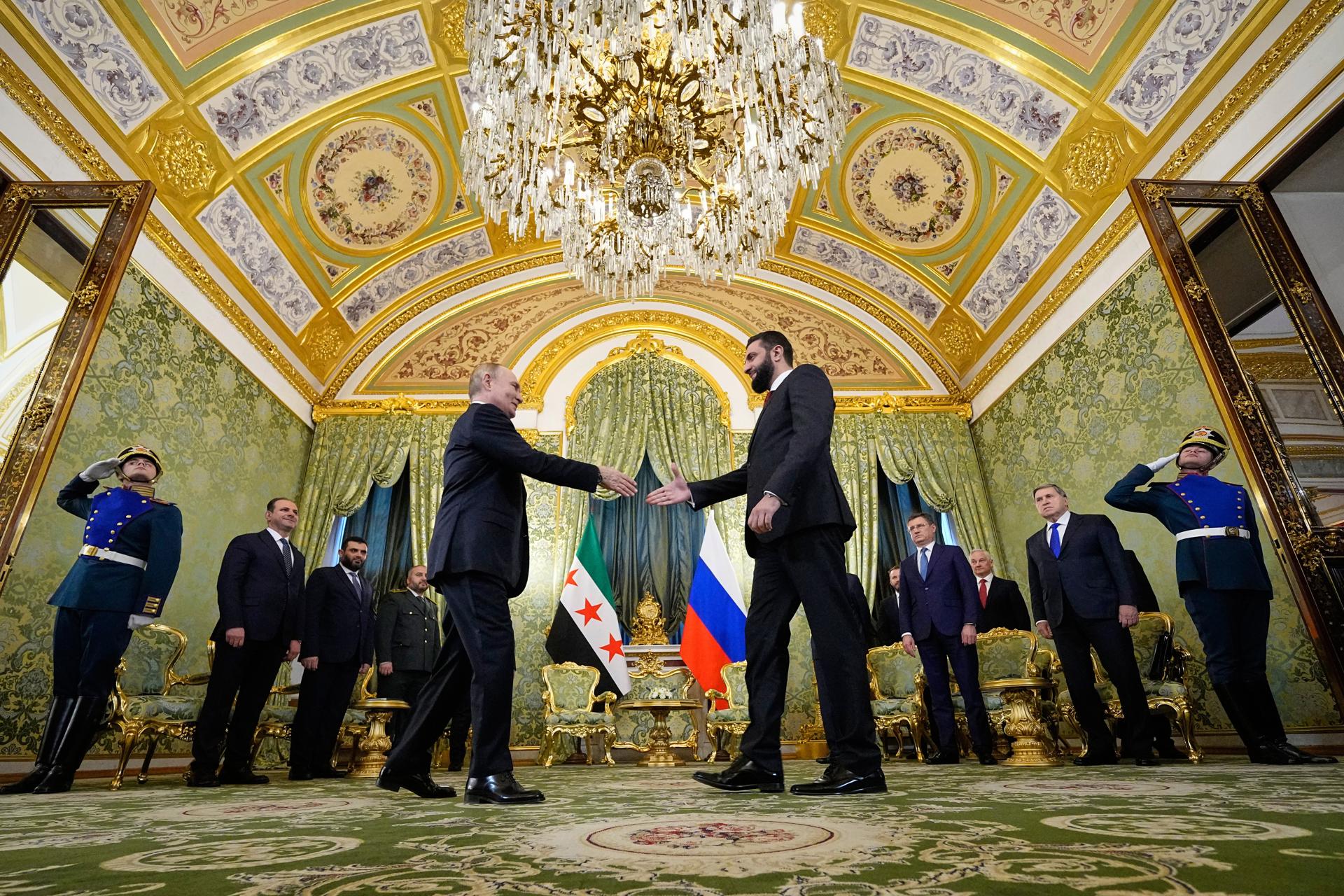 El presidente ruso Vladímir Putin (L) y el presidente interino sirio Ahmad al-Sharaa se dan la mano durante su reunión en el Gran Palacio del Kremlin en Moscú, Rusia, 15 de octubre de 2025. (Rusia, Siria, Moscú) EFE/EPA/ALEXANDER ZEMLIANICHENKO / POOL