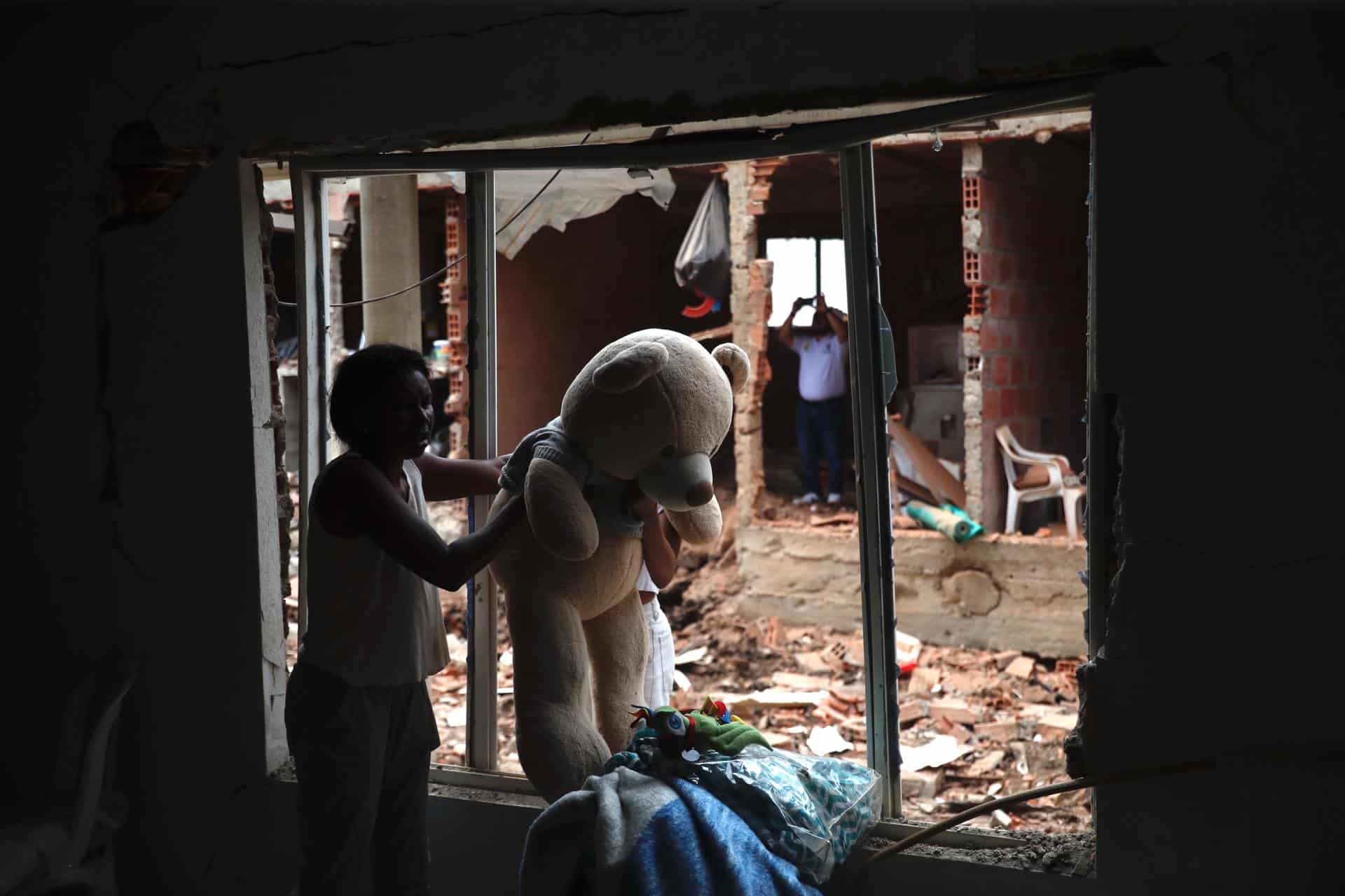 Fotografía de una casa afectada por una explosión este 9 de octubre de 2025, en Robles, Jamundí (Colombia). EFE/ Ernesto Guzmán